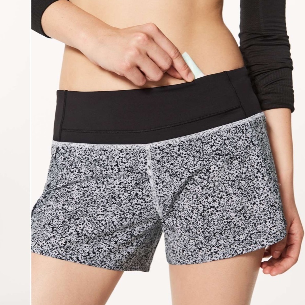 Lululemon Run Times Short (4-way Stretch 4")
Ditsy Daisy White Black / Black 10
